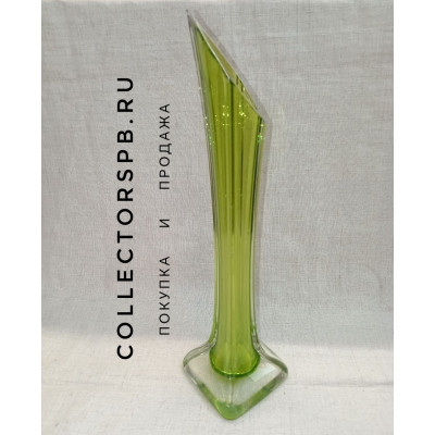 Ваза для одного цветка. "Берцовая". Зеленое стекло. СССР. Высота: 32,5 см. 