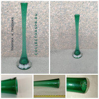 Большая интерьерная ваза для одного цветка. Зеленое стекло. СССР. Высота: 50 см.