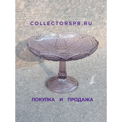 Ваза на ножке, фруктовница, конфетница. Стекло Неман СССР. Черничное, сиреневое стекло. В отличном состоянии. h= 12,5 см; D=19 см.