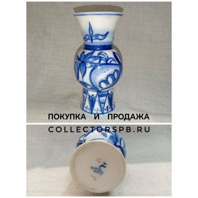 Вазочка для цветов. Фарфор ЛФЗ СССР. Автор росписи Городецкий. "Синие цветы". В отличном состоянии. Высота: 11,4 см.