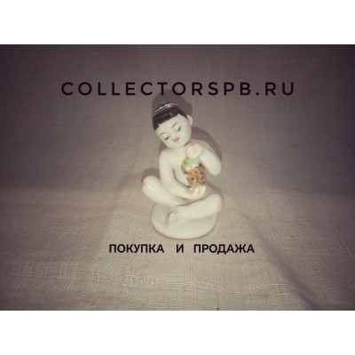 Статуэтка "Мальчик с виноградом ". Фарфор ЛФЗ СССР. Роспись. В отличном состоянии.
