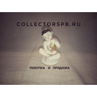 Статуэтка "Мальчик с виноградом ". Фарфор ЛФЗ СССР. Роспись. В отличном состоянии.