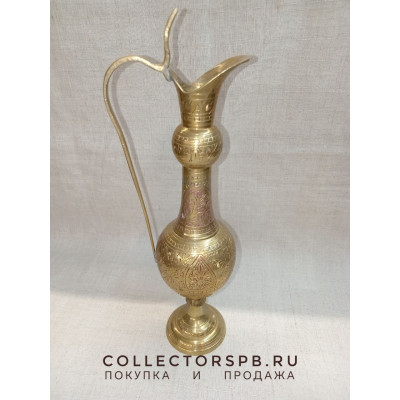 Кувшин. Металл (латунь). Индия.  Советский период.  Штихельный узор. Высота: 33,5 см. Кувшин. Металл (латунь). Индия.  Советский период.  Штихельный узор. Высота: 33,5 см.